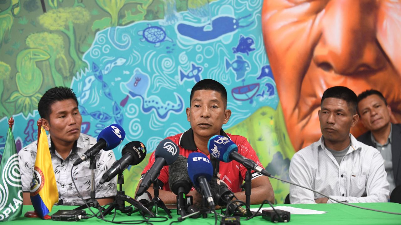 Eliécer Muñoz (centro), uno de los guardias indígenas que encontraron a los cuatro niños, habla durante una conferencia de prensa en Bogotá el 15 de junio de 2023. 