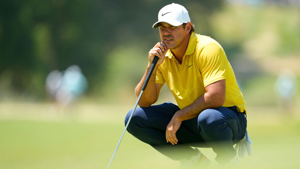 Brooks Koepka alinea un putt durante la tercera ronda.