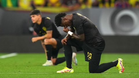 Vinicius Junior of Brazil takes a knee in support of anti-racism prior to an International Friendly match between Brazil and Guinea at Stage Front Stadium on June 17, 2023 in Barcelona, Spain.