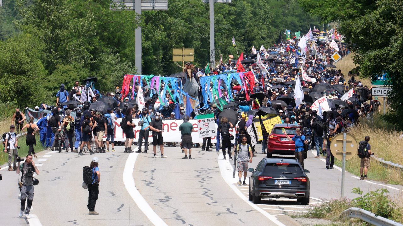 Más de 3.000 manifestantes se enfrentaron con la policía contra la construcción de la línea de alta velocidad.
