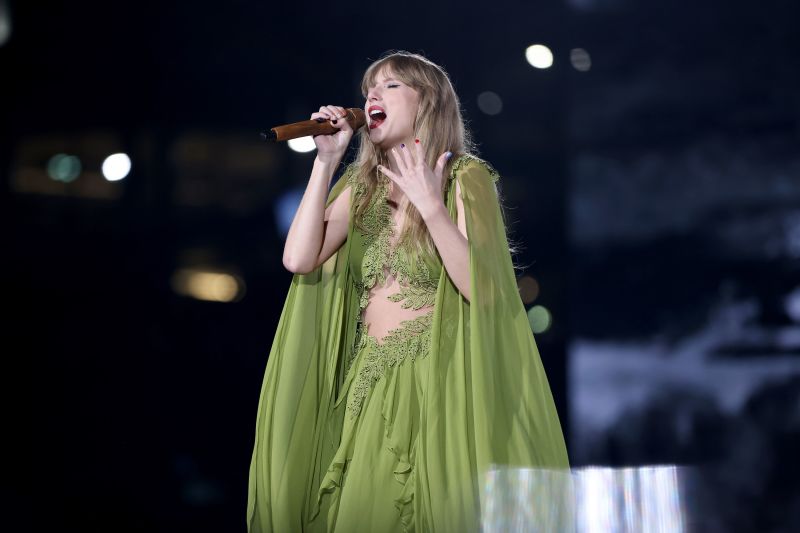 Taylor Swift Draws Record-breaking Crowd At Pittsburgh Stadium During ...