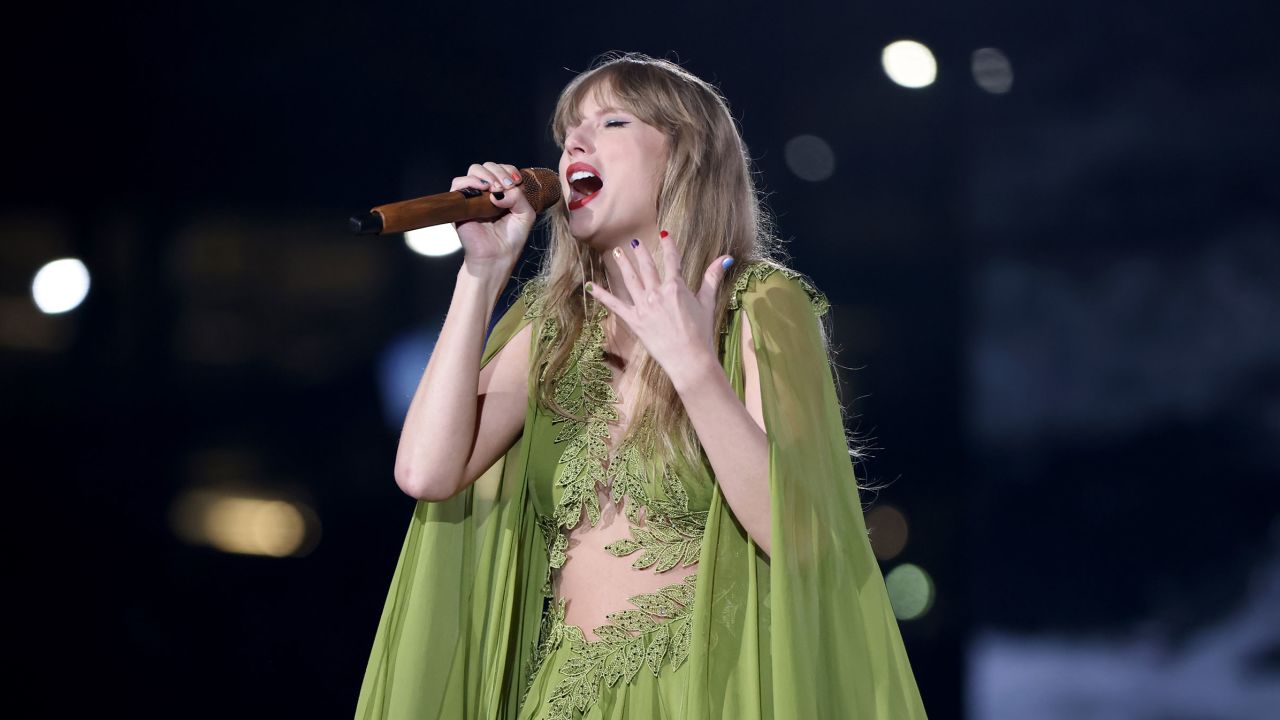 Taylor Swift draws recordbreaking crowd at Pittsburgh stadium during