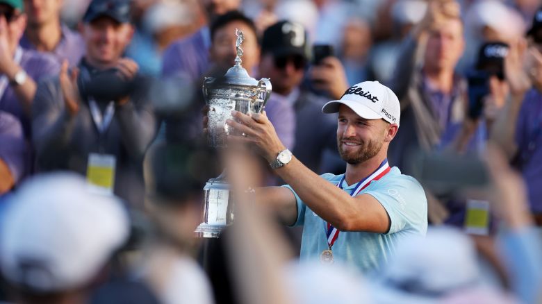 LOS ANGELES, CALIFORNIA - JUNE 18: Wyndham Clark of the United States poses with the trophy after winning during the final round of the 123rd U.S. Open Championship at The Los Angeles Country Club on June 18, 2023 in Los Angeles, California. (Photo by Ezra Shaw/Getty Images)