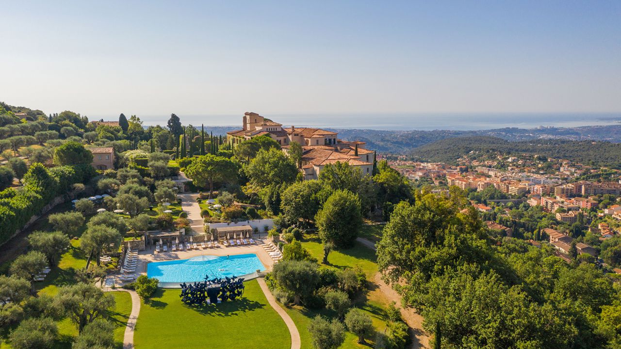 Le Saint-Martin plays with the spectacular fresh produce from surrounding Provence.