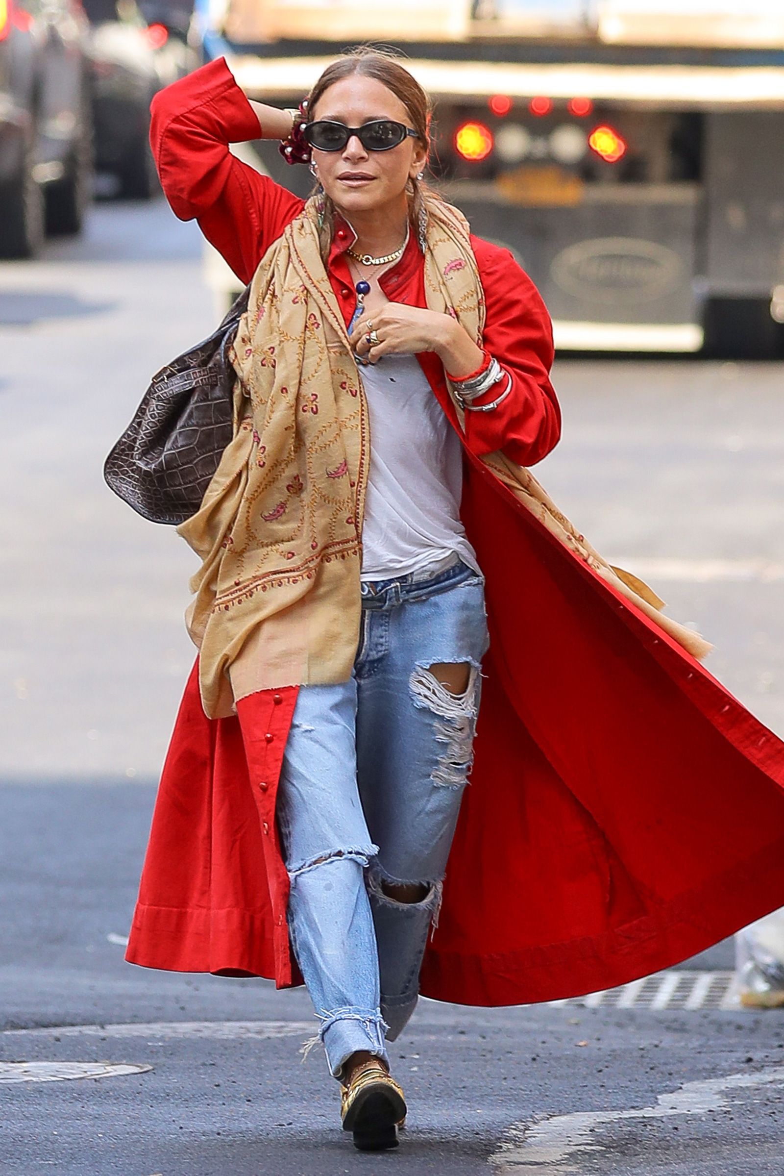 Mary-Kate Olsen makes rare appearance in colorful outfit | CNN