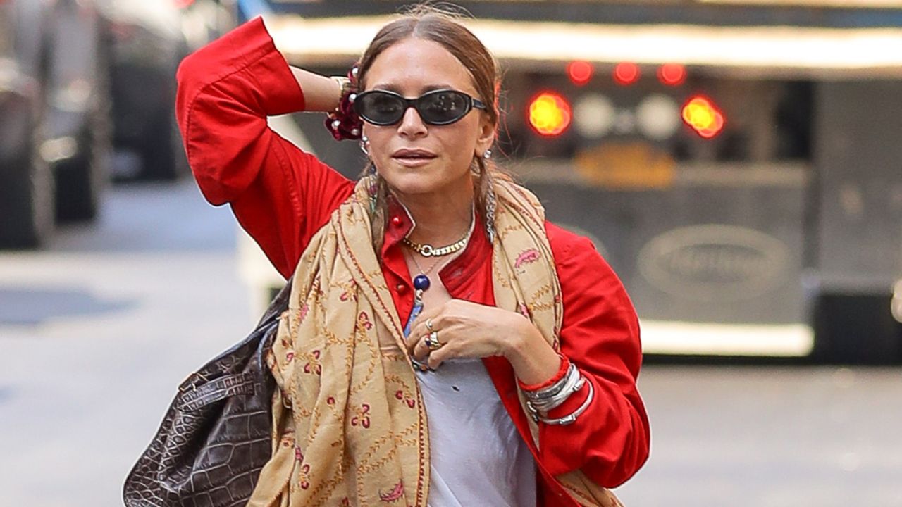 MaryKate Olsen makes rare appearance in colorful outfit CNN