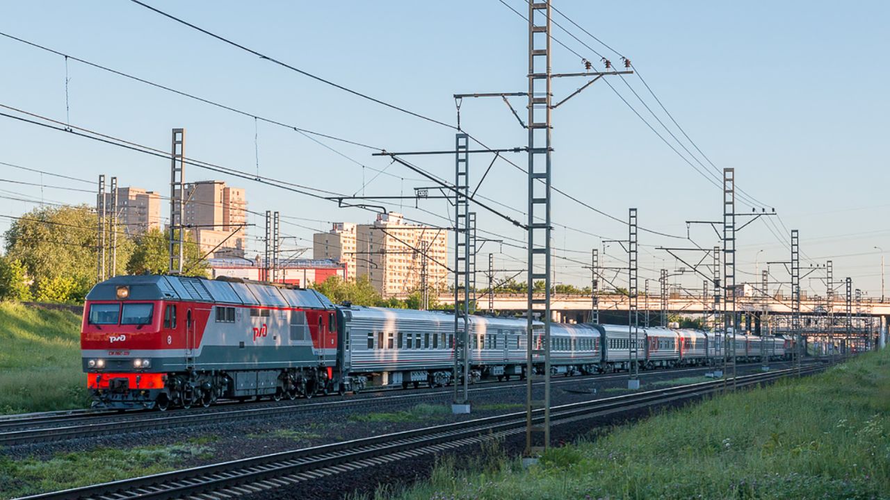 ایک شوقیہ روسی ٹرین اسپاٹنگ ویب سائٹ کی ایک اور تصویر میں پوٹن کی ٹرین دکھائی دیتی ہے۔ ٹرین اسپاٹر کا کہنا ہے کہ یہ ٹائم ٹیبل یا روسی ریلوے کے نظام میں ظاہر نہیں ہوتا ہے۔ تصویر کریڈٹ: CNN کے ذریعہ حاصل کردہ۔