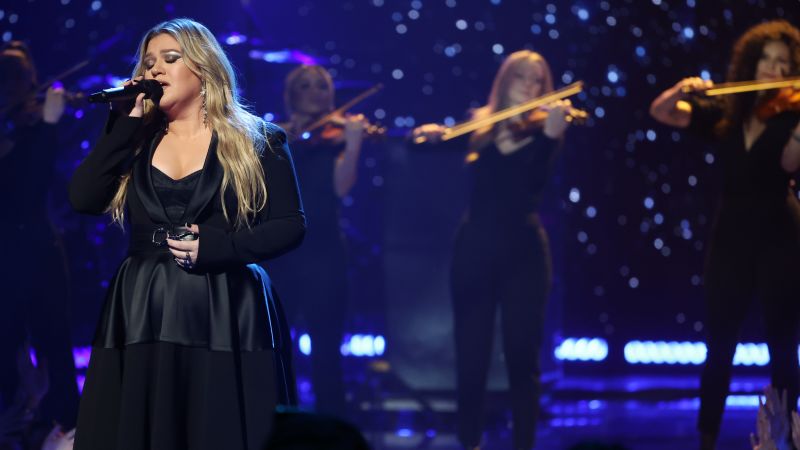 NextImg:Kelly Clarkson explains how she got Steve Martin to perform on her new album | CNN