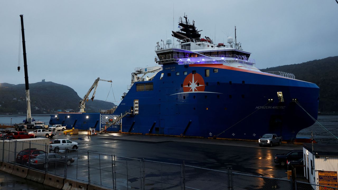 Ausrüstung, die von Transportflugzeugen der US-Luftwaffe eingeflogen wurde, wird auf das Offshore-Schiff Horizon Arctic verladen, bevor sie im Suchgebiet eines vermissten Tauchboots von OceanGate Expeditions eingesetzt wird.
