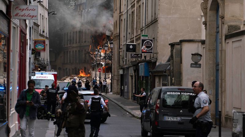 Eine Gasexplosion in Paris verursacht einen Brand im Stadtzentrum