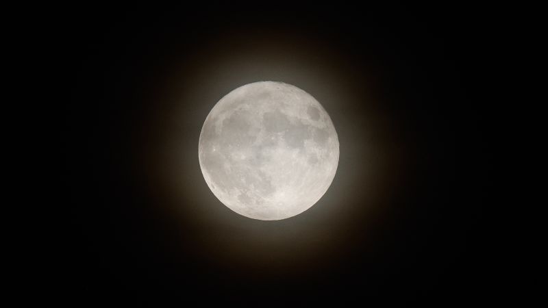 شاهد القمر العملاق الثاني لشهر أغسطس وزحل المشرق في سماء الليل