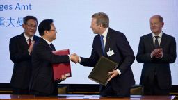 China's Premier Li Qiang (L) and German Chancellor Olaf Scholz (R) look on as the Chairman of China's National Development and Reform Commission (NDRC) Zheng Shanjie (2nd L) and Oliver Zipse (2nd R), CEO of German car maker BMW, shake hands after signing an economic letter of intent at the end of German-Chinese economy consultations on June 20, 2023 at the Economy Ministry in Berlin. 