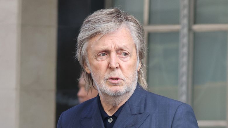 Paul McCartney seen leaving Claridge's after having lunch with his daughter Mary McCartney on September 27, 2022 in London, England.