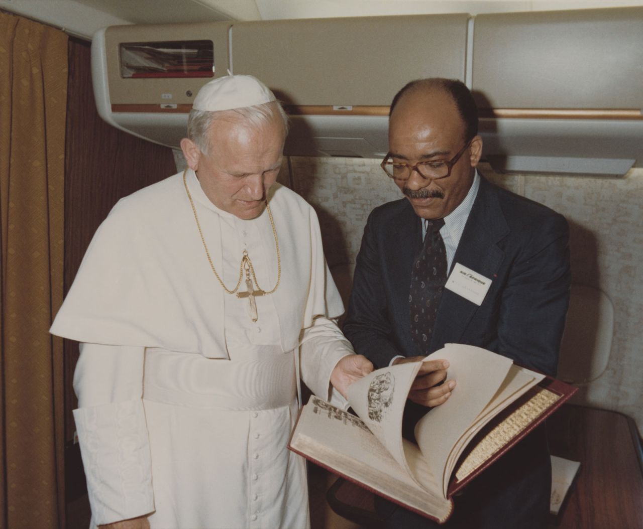 Pope Jean-Paul II and Jean-Claude Delafosse aboard an Air Afrique plane on May 10, 1980, during the pontiff's African tour.