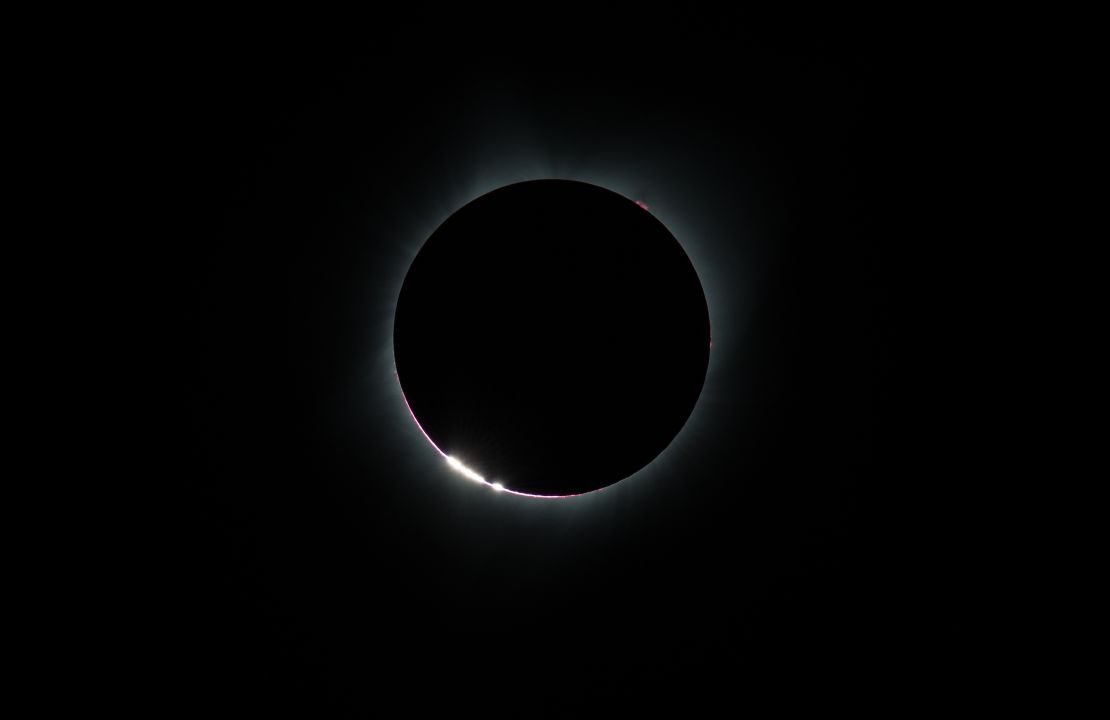 Efectul Bailey’s Beats este văzut în timp ce luna își face ultima mișcare asupra soarelui în timpul unei eclipse totale de soare peste Madras, Oregon, luni, 21 august 2017.