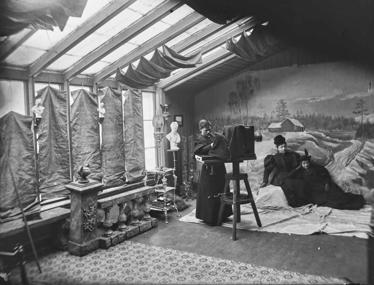 Berg & Høeg, In the studio: Marie operating the camera, Bolette photographing the scene, 1894-1903.