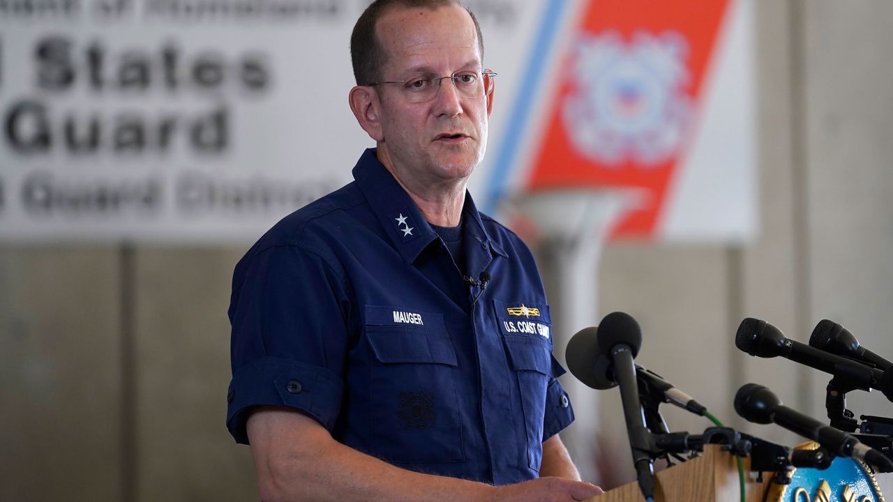 El Contralmirante de la Guardia Costera de EE. UU. John Mauger, comandante del Primer Distrito de la Guardia Costera, habla con los medios, el lunes 19 de junio de 2023, en Boston.