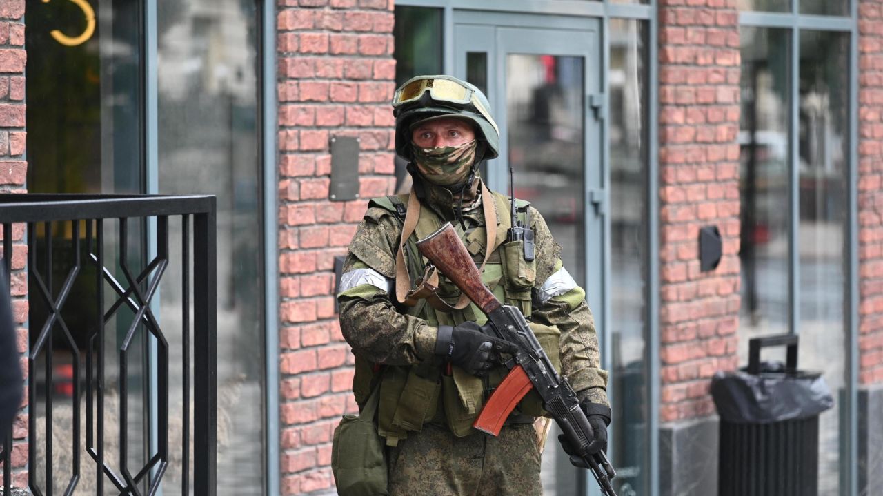 Un combatiente del grupo mercenario privado Wagner hace guardia cerca de la sede del Distrito Militar del Sur en la ciudad de Rostov-on-Don, Rusia, el 24 de junio de 2023. 