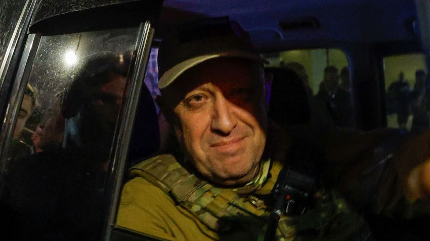 Wagner paralı asker şefi Yevgeny Prigozhin, grubun 24 Haziran 2023'te Rusya'nın Rostov-on-Don kentinden çekilmesi sırasında Güney Askeri Bölge karargahından ayrılıyor. REUTERS/Alexander Ermochenko