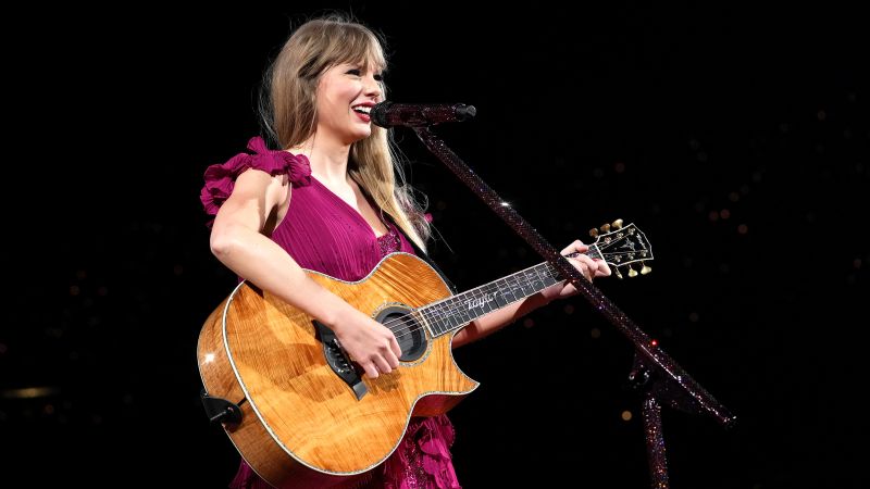 NextImg:Taylor Swift performs 'Dear John' and asks for kindness ahead of 'Speak Now (Taylor's Version)' release | CNN