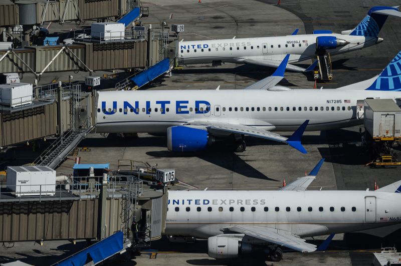 Father recounts moment his United flight plunged toward the ocean