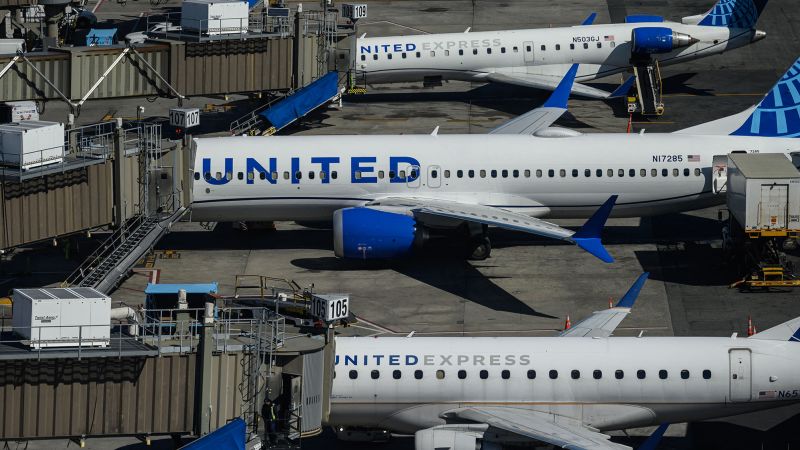 United delays all domestic flights following ground stop due to ‘equipment failure’