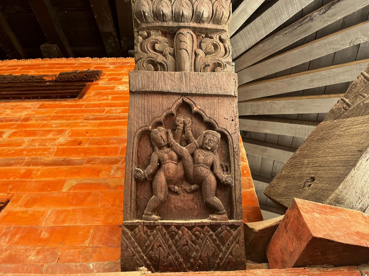 Hai nhân vật nam tham gia vào một hành vi tình dục trong tác phẩm điêu khắc này tại một ngôi đền ở Kathmandu
