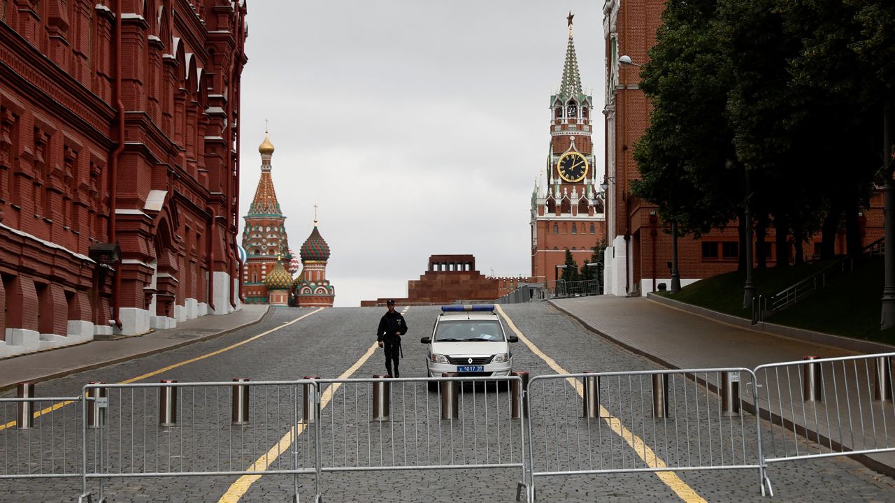 Un oficial de policía vigila la cerrada Plaza Roja en Moscú, Rusia, el 24 de junio de 2023. 