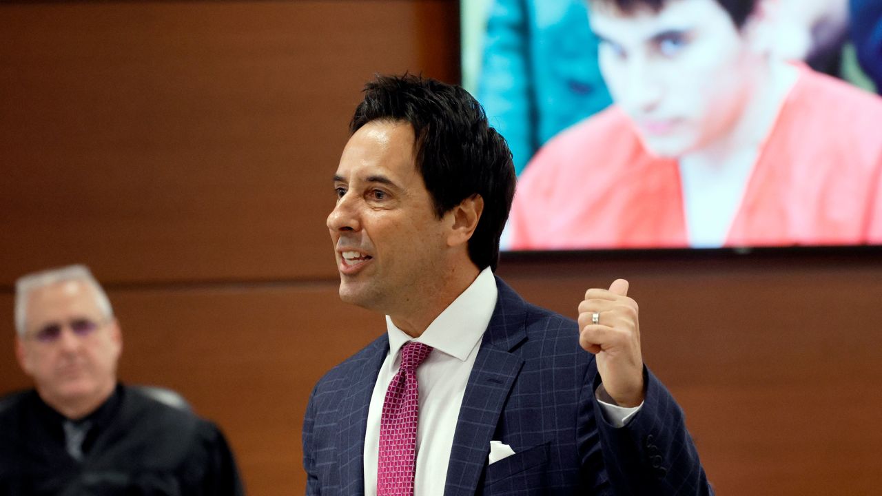 El abogado defensor Mark Eiglarsh señala una foto del tirador de la escuela secundaria Marjory Stoneman Douglas durante su argumento final en el juicio de su cliente, Scot Peterson, el lunes.