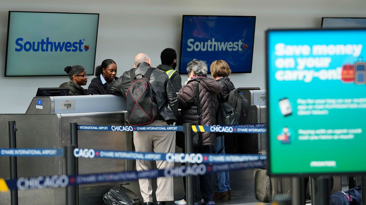 Du khách làm thủ tục tại quầy vé của Southwest Airlines tại Sân bay Quốc tế O'Hare ở Chicago, ngày 18 tháng 4 năm 2023.