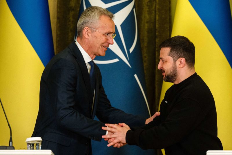 Should Ukraine Join NATO? A Historian And Former NATO Chief Debate | CNN