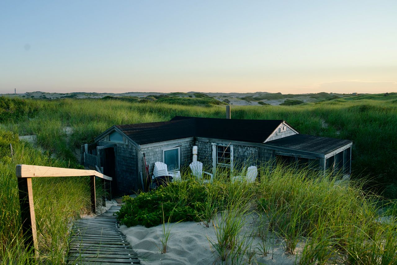 Artist Salvatore Del Deo has lived in a Cape Cod dune shack for nearly ...