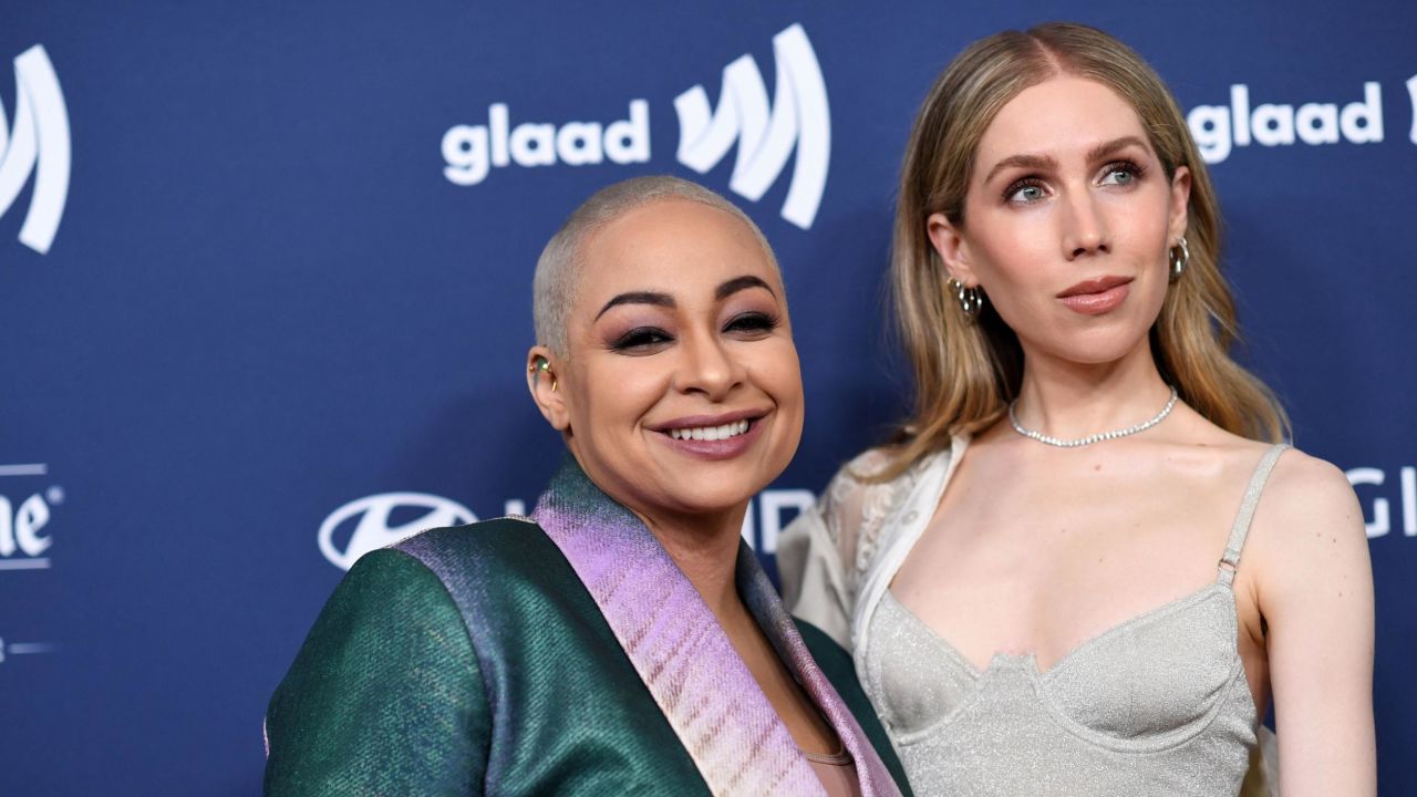 (Desde la izquierda) Raven-Symone y su esposa Miranda Maday en la 34ª entrega anual de los premios GLAAD en Beverly Hills en marzo.