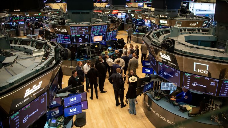 NextImg:American companies are draining their cash at the dumbest possible time | CNN Business