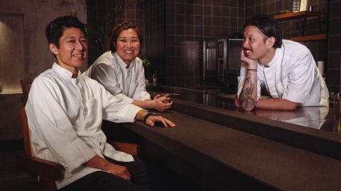 De izquierda a derecha, los chefs Toru Takano, Ami Hamasaki y Shun Sato posan para una fotografía en el restaurante ENISHI en Hong Kong el 20 de abril de 2023.