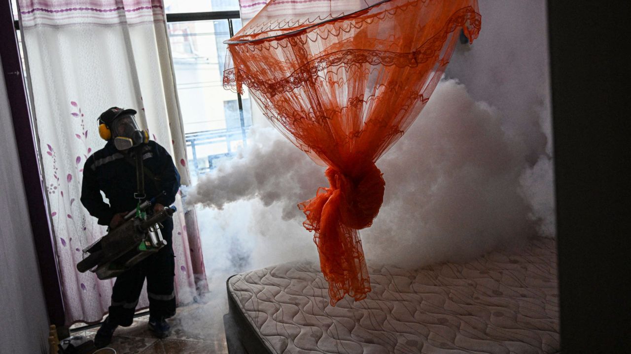 Bir işçi, 11 Haziran 2023'te Peru'nun kuzeyindeki Piura'daki bir mahallede dang hummasının yayılmasını önlemek için Aedes aegypti sivrisineğine karşı bir evi dezenfekte ediyor.