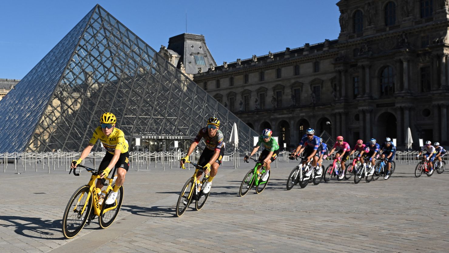 Cycling - Tour de France - Stage 21 - Paris La Defense Arena to Champs-Elysees - France - July 24, 2022
General view of Jumbo - Visma's Jonas Vingegaard in action with riders passing the Louvre museum during stage 21 Pool via REUTERS/Bertrand Guay