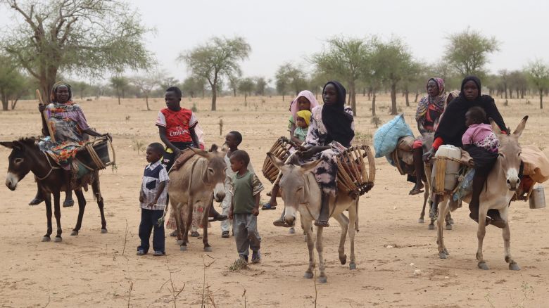 Sudanese refugees cross into Chad near Koufroun, Echbara, on May 1, 2023.