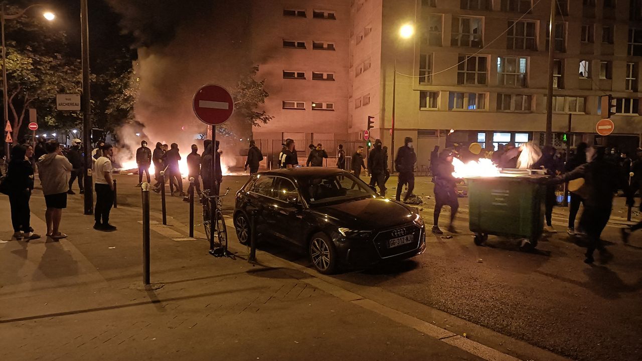 Протестующие сжигают мусорные баки и блокируют улицу во время акции протеста в Париже 29 июня.