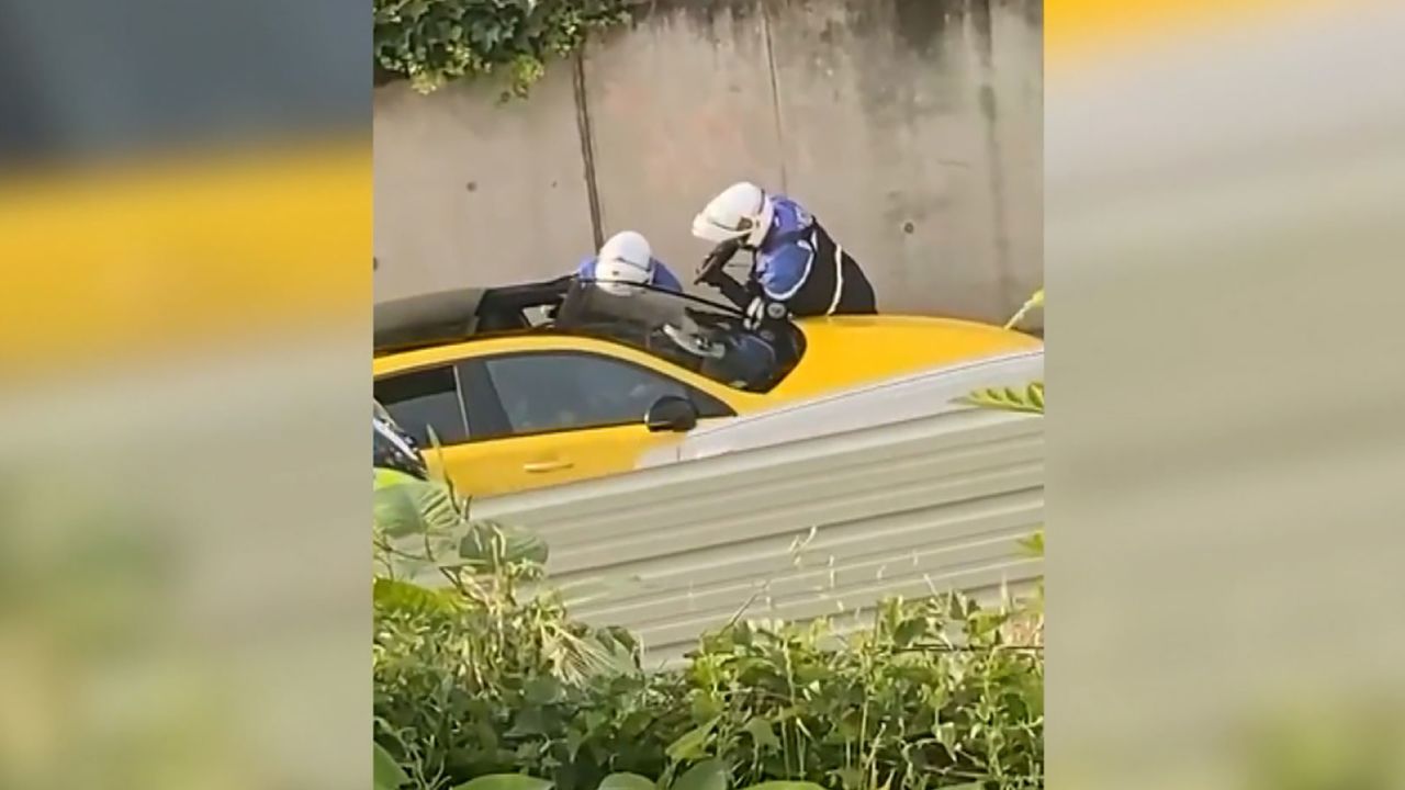 Esta captura de pantalla, tomada de un video publicado en Twitter, muestra el momento en que la policía interactuó con un adolescente de 17 años durante una parada de tráfico en un suburbio de París.