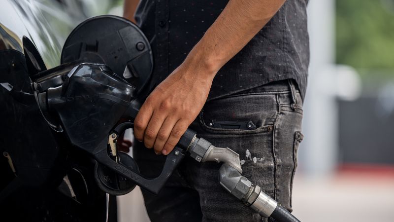 NextImg:Fourth of July gas prices take almost unprecedented plunge | CNN Business