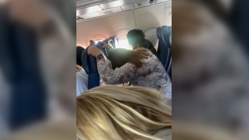 NextImg:Video shows Delta flight landing safely without front landing gear | CNN