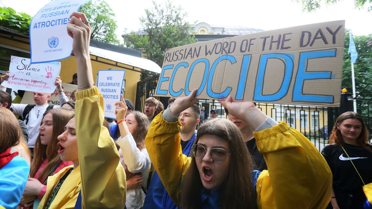 2023 年 6 月 8 日，俄罗斯入侵乌克兰期间，乌克兰学生在基辅举行抗议活动。