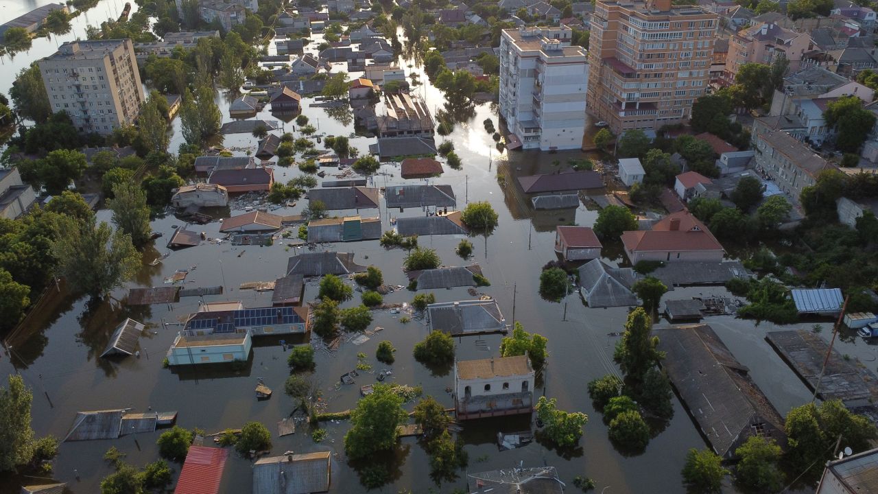 2023 年 6 月 8 日，鸟瞰乌克兰赫尔松市被洪水淹没的住宅区。