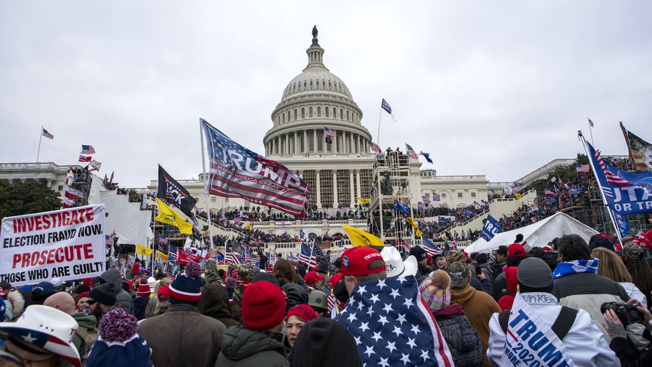 ARCHIVO - Alborotadores leales al presidente Donald Trump se reúnen en el Capitolio de Estados Unidos en Washington el 6 de enero de 2021. Taylor Tarrant, buscado por delitos relacionados con el motín del 6 de enero de 2021 en el Capitolio de Estados Unidos, fue arrestado en el vecindario de Washington del ex presidente Barack Obama, dijeron funcionarios encargados de hacer cumplir la ley. Tarrant fue visto a varias cuadras de la casa del expresidente y huyó mientras era perseguido por agentes secretos estadounidenses. (Foto AP/José Luis Magaña, Archivo)