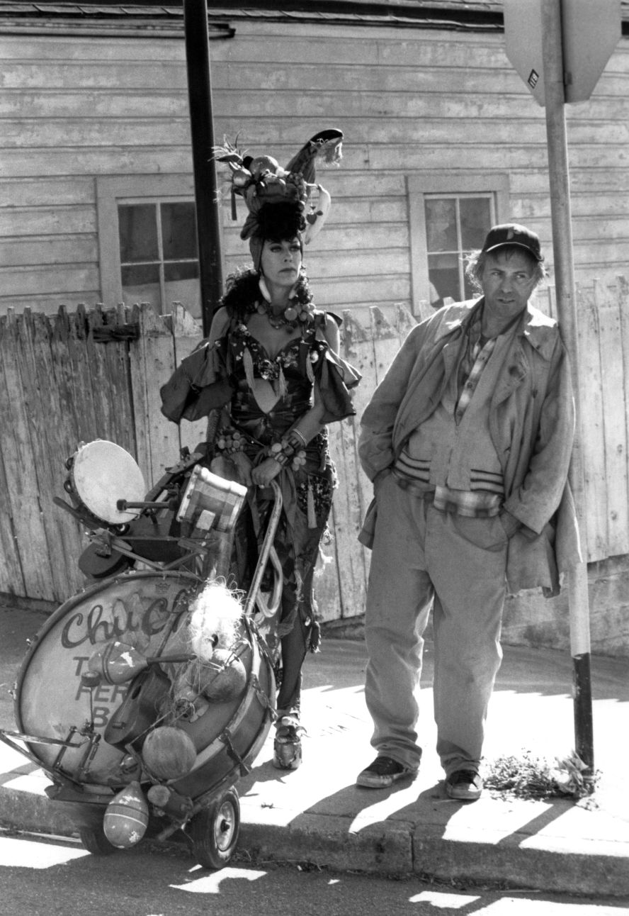 Carol Burnett and Arkin stand on a street corner in 1981's "Chu Chu and the Philly Flash."