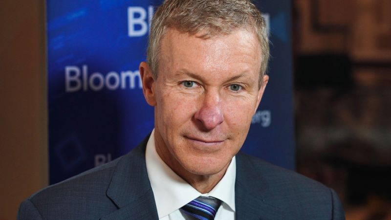 NextImg:United CEO apologizes for flying private as airline cancels thousands of flights | CNN Business