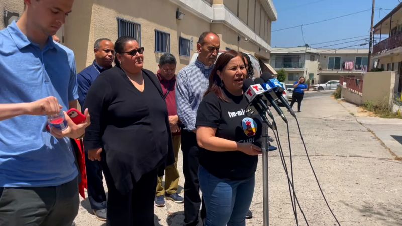 NextImg:Another bus with migrants has been sent from Texas to Los Angeles | CNN