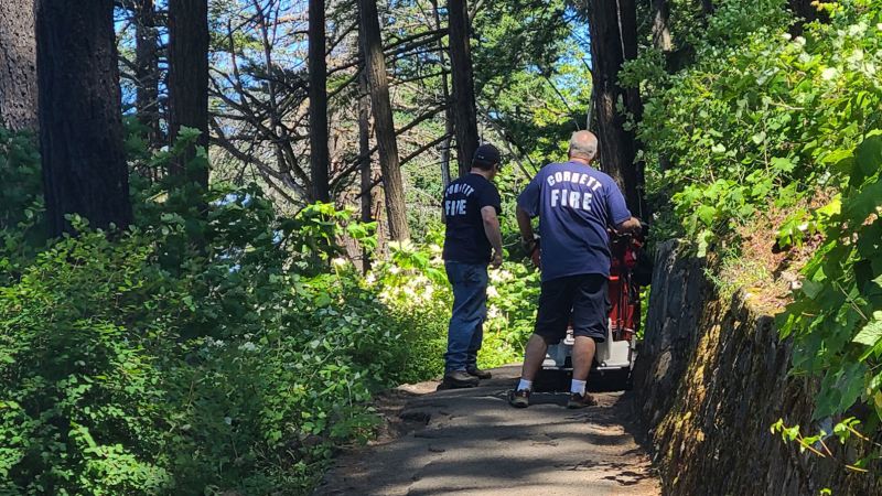 Father dies after falling over 100 feet from an Oregon trail’s cliff while hiking with family, authorities say | CNN