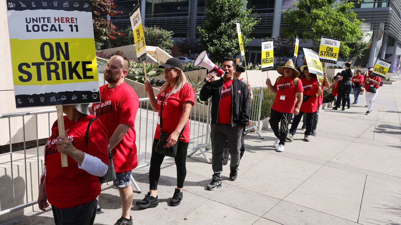People protest in front of Hotel Indigo as unionized hotel workers in Los Angeles and Orange County go on strike, in Los Angeles, California, U.S. July 2, 2023.  REUTERS/David Swanson